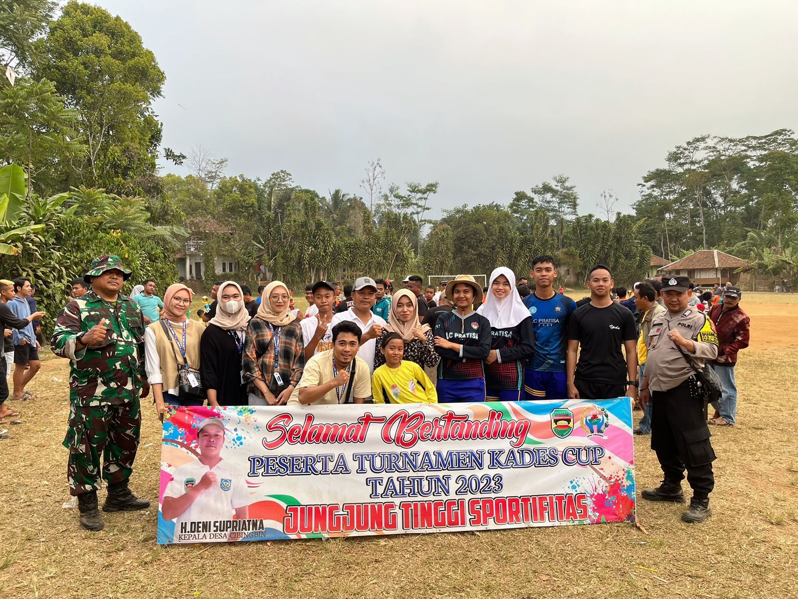 JUNJUNG TINGGI SPORTIFITAS, Praja IPDN dan Mahasiswa KKN STIE Purwakarta Menyaksikan Final Kades Cup